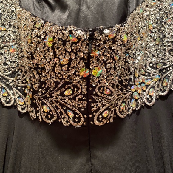 Black Sweetheart Beaded Gown - Picture 6 of 10